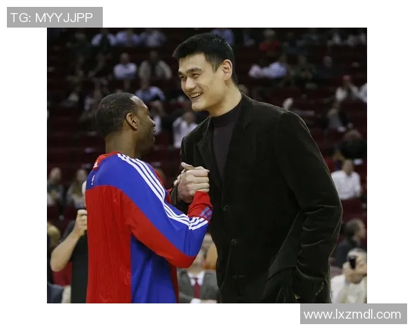 姚明与粉丝亲密互动合影瞬间引发热议展现巨星魅力与亲和力