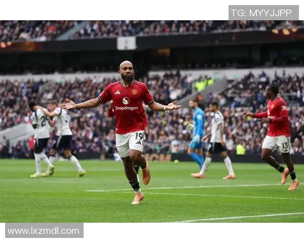 世界杯经典对决曼联与热刺激战成平局神奇扑救成全场焦点